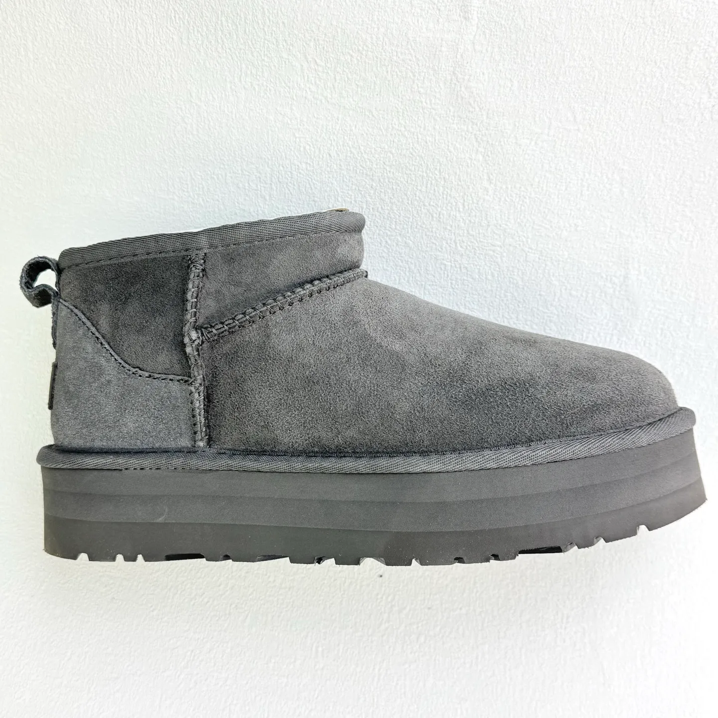Self-pickup 💰440 Zhou Dongyu mini three-centimeter series snow boots/maroon gray black antelope brown carefully selected Longfeng sheep fur, fine texture, skin-friendly and breathable. The shoe collar is designed with simple tailoring. Easy to put on and take off. Fashionable personality. Comfortable Treadlite by ugg light wing EVA outsole. Comfortable cushioning. Size: 35 36 37 38 39 40